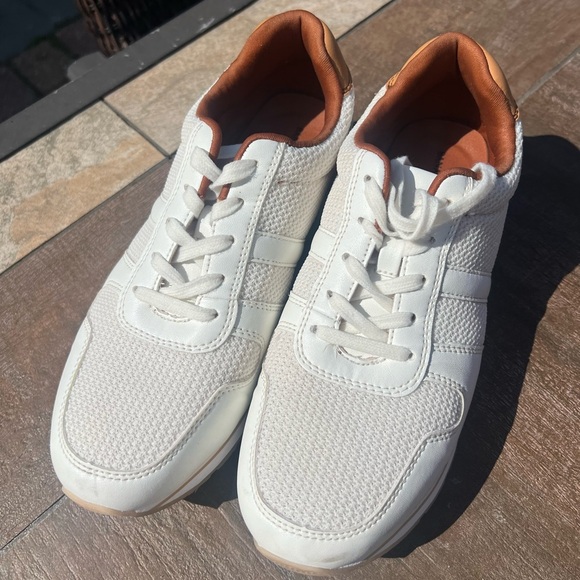 Banana republic, ladies, cream sneaker, size 9, excellent condition - Picture 2 of 16